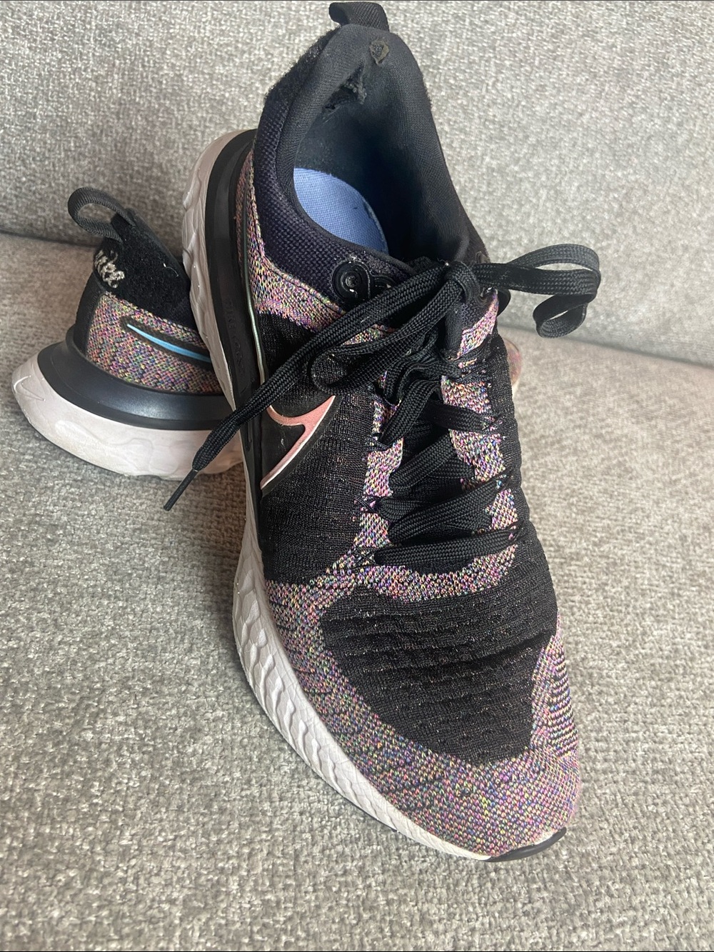 Nike men’s size 10.5 Black Multicolor Knit Running Sneakers